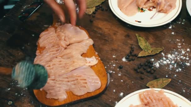 La mano femenina late con un filete de pollo martillo — Vídeos de Stock