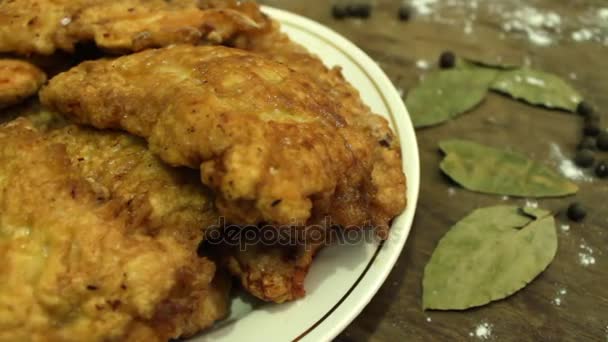 Жареные куриные наггетсы на тарелке — стоковое видео