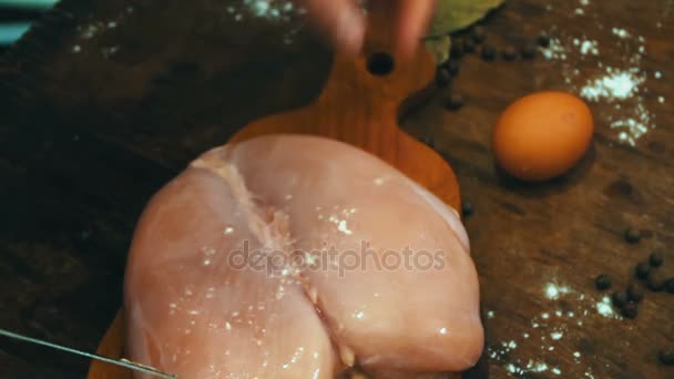 Φιλέτο κοτόπουλο στο τραπέζι δίπλα ωμά αυγά σφυρί για την πάταξη του κρέατος — Αρχείο Βίντεο