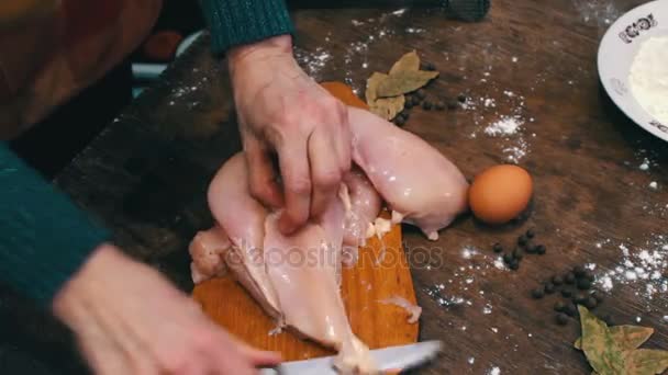 Γυναικεία χέρια κοπή νωπό κρέας κοτόπουλου — Αρχείο Βίντεο