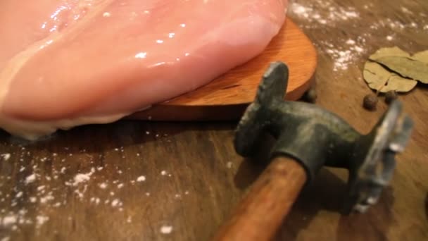 Куряче філе на столі поруч з сирими яйцями молотком для збивання м'яса — стокове відео