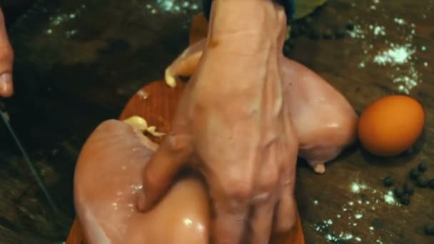 Mâini de sex feminin tăiere carne de pui crud — Videoclip de stoc