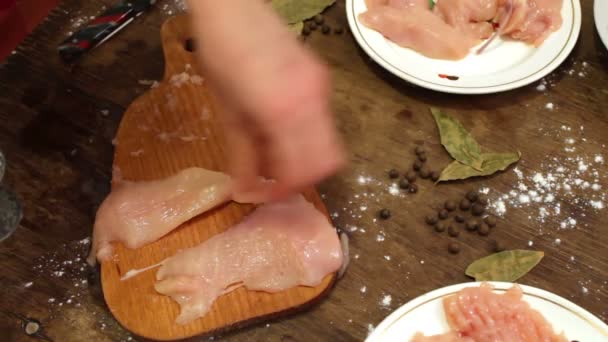 Battiti femminili a mano con un filetto di pollo martello — Video Stock