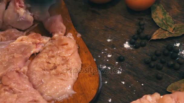 La mano femenina late con un filete de pollo martillo — Vídeo de stock