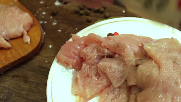 Подрібнені курячі фаршировані сіллю і чорним перцем — стокове відео