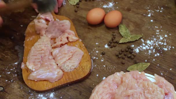Frauenhand schlägt mit Hammer Hühnerfilet — Stockvideo