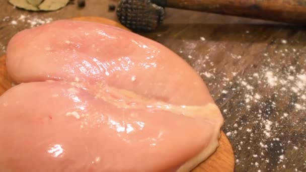 Filet de poulet sur la table à côté des œufs crus marteau pour battre la viande — Video