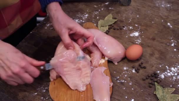 Tangan wanita memotong daging ayam mentah — Stok Video