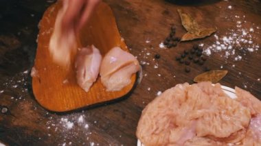 El ile bir çekiç tavuk fileto yener