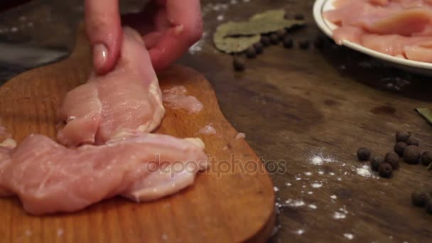 Kvinnliga händer skära rå kycklingkött — Stockvideo