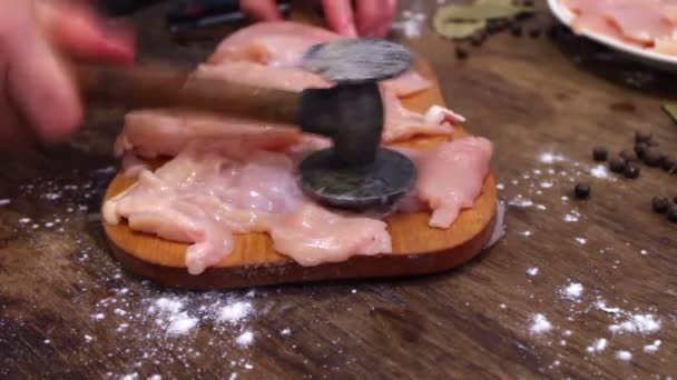 Battiti femminili a mano con un filetto di pollo martello — Video Stock