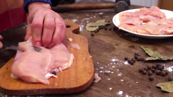 Manos femeninas cortando carne de pollo cruda — Vídeos de Stock