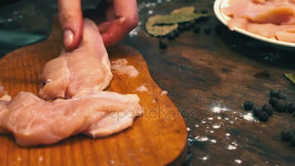 Mãos femininas cortando carne crua de frango — Vídeo de Stock