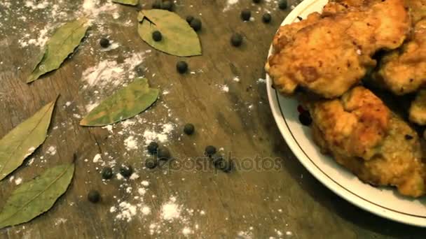 Klaar-gebakken kipnuggets op een plaat — Stockvideo