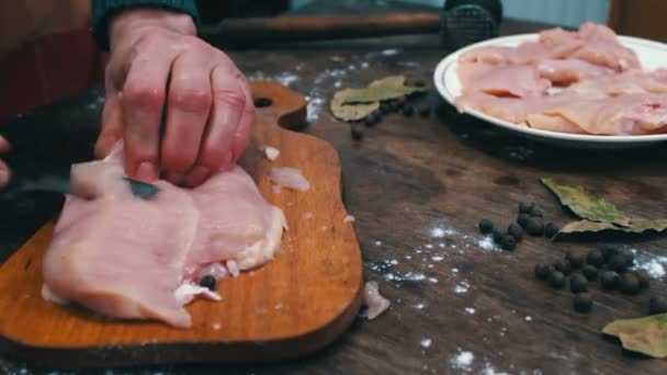 Female hands cutting raw chicken meat — Stock Video