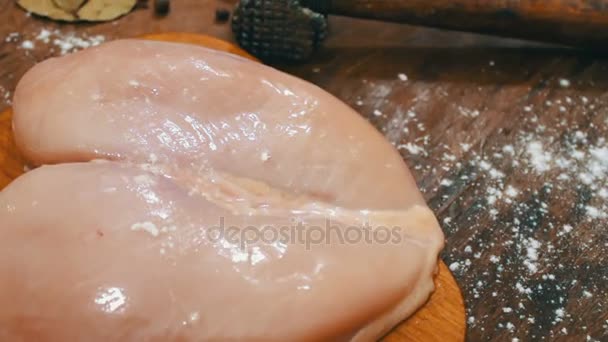 Филе курицы на столе рядом с молотком сырых яиц для взбивания мяса — стоковое видео
