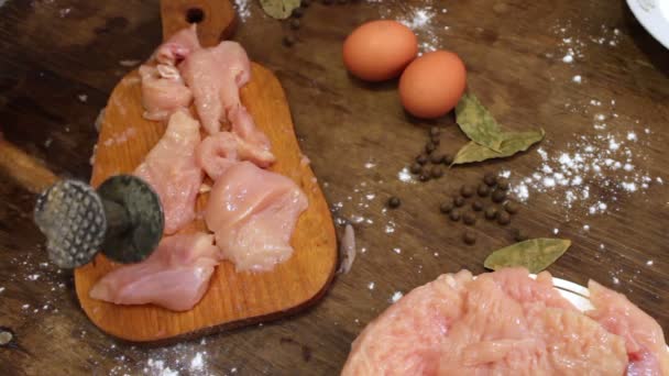 Ręka bije z filet z kurczaka młot — Wideo stockowe