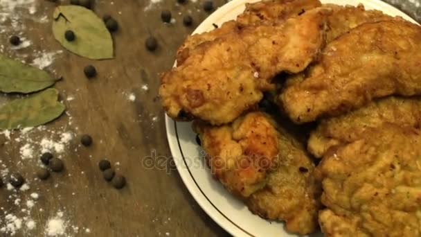 Ready-fried chicken nuggets on a plate — Stock Video