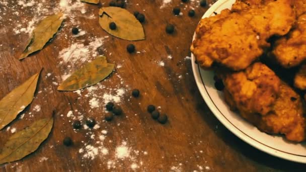Ready smažené kuřecí nugety na talíři — Stock video