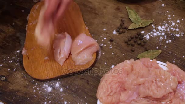 El ile bir çekiç tavuk fileto yener — Stok video
