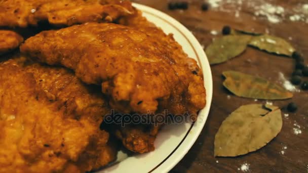 Pépites de poulet prêtes à frire dans une assiette — Video