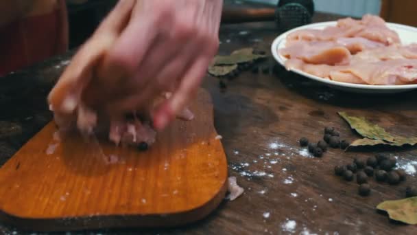 Female hands cutting raw chicken meat — Stock Video