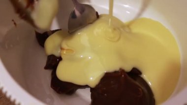 Tereyağı, yoğunlaştırılmış süt ve Nutella karıştırma