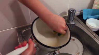 Genç çocuk bulaşık