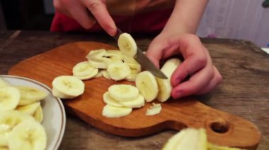 Bir muz ince dilimler halinde Dilimleme