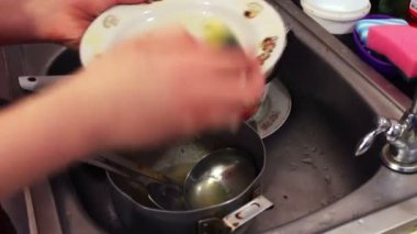 Bebek mutfakta bulaşık
