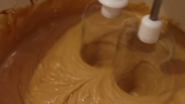 Creme de mistura para recheio de bolo em um liquidificador de perto . — Vídeo de Stock