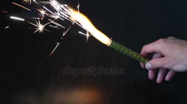 Pasta fireworks uygulamasında el siyah arka plan üzerine