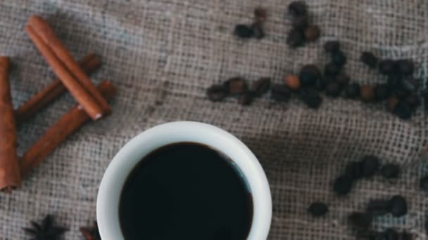 Eine Tasse duftenden Kaffees auf einem Holztisch. — Stockvideo