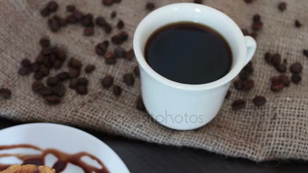 Chocolade pannenkoek op een witte schotel — Stockvideo