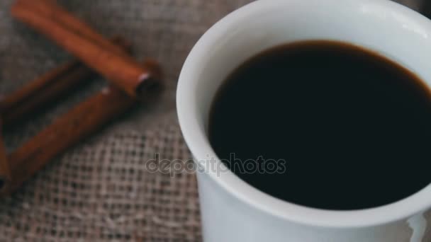 Una taza de café perfumado en una mesa de madera . — Vídeos de Stock