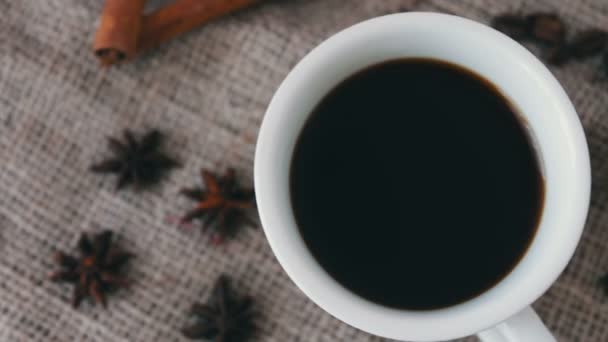 Una taza de café perfumado en una mesa de madera . — Vídeos de Stock