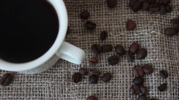 En kopp väldoftande kaffe på ett träbord. — Stockvideo