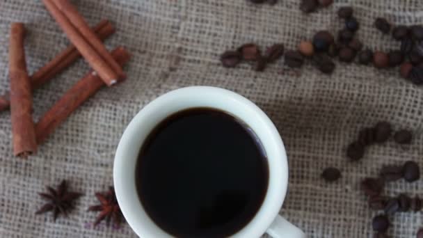 Eine Tasse duftenden Kaffees auf einem Holztisch. — Stockvideo