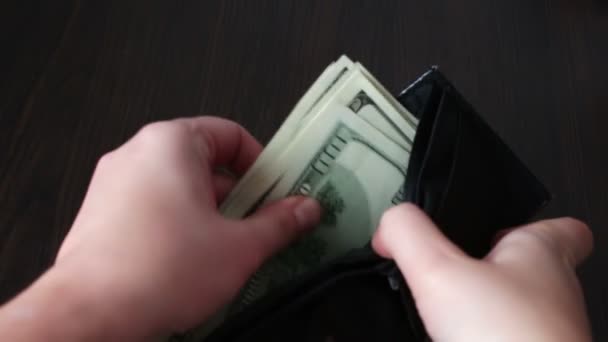 Bolsa de couro em que colocar um monte de notas de dólar — Vídeo de Stock