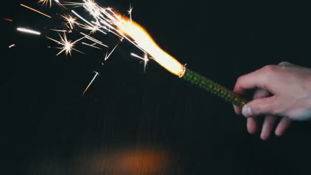 Gâteau feux d'artifice à la main sur fond noir — Video