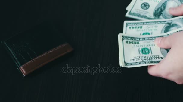 女子手拿一把扇的一百美元的钞票和计数 — 图库视频影像