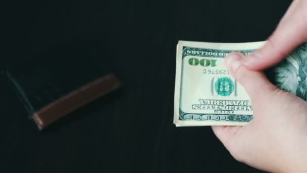 Frauenhände halten einen Fan von Hundert-Dollar-Scheinen und zählen — Stockvideo