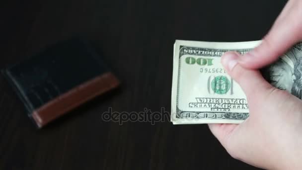 女子手拿一把扇的一百美元的钞票和计数 — 图库视频影像