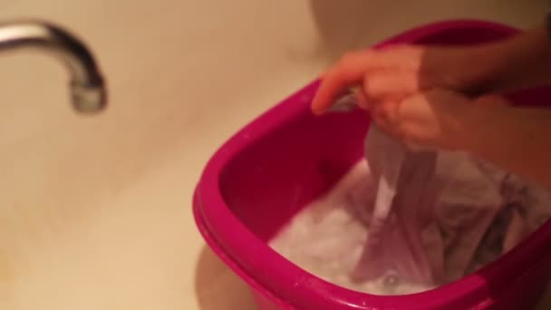 Kleren wassen met de hand — Stockvideo