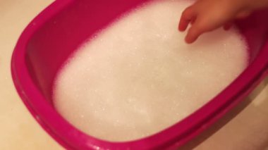 Sabun köpüğü bir kabın içinde bir sürü