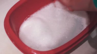 Sabun köpüğü bir kabın içinde bir sürü