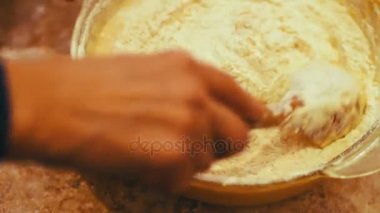 Kadın elleri masada un içinde hamur yoğuruyor.