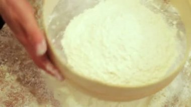 Erkek el elenmiş un bir elekten