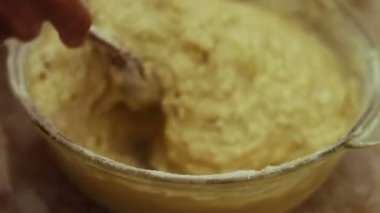 El ile bir tahta kaşık çiğ hamur yoğurmak