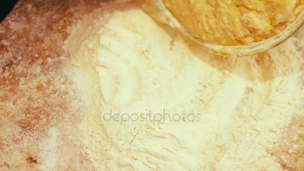Manos femeninas amasando masa en harina sobre la mesa — Vídeo de stock